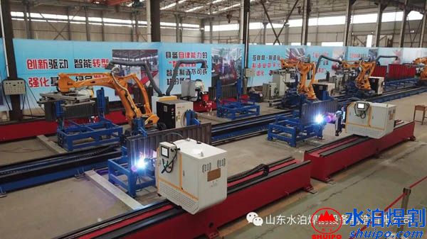 人呢？機(jī)器人-水泊焊割欄板智能焊接生產(chǎn)線(xiàn)